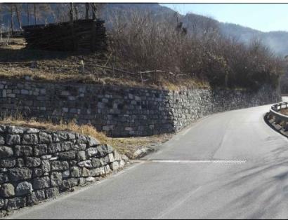Strada con muro sassi
